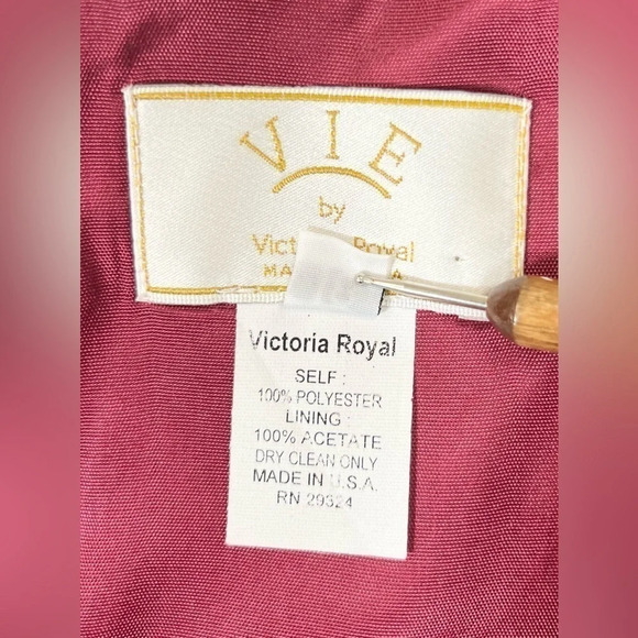 VIE BY VICTORIA ROYAL Women’s VINTAGE Cuffed Sleeve V Neck Burgundy Top 18 - Picture 13 of 16